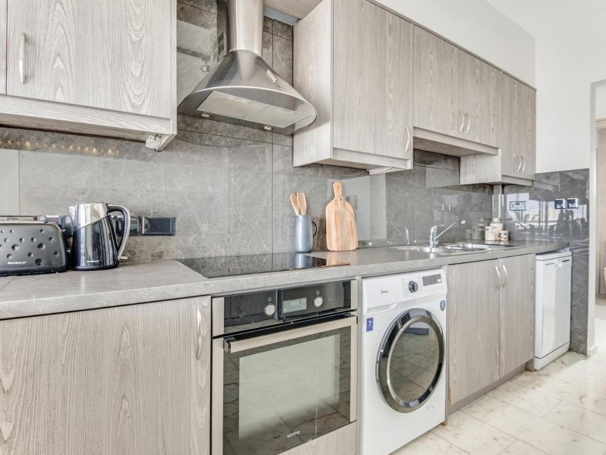 Sanders Coral Court Penthouse - Cute 3-Bedroom Apartment With Balcony Лимасол Экстерьер фото